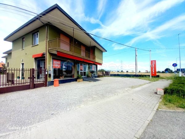 negozio in vendita a Cermenate in zona Cascina Lavezzari