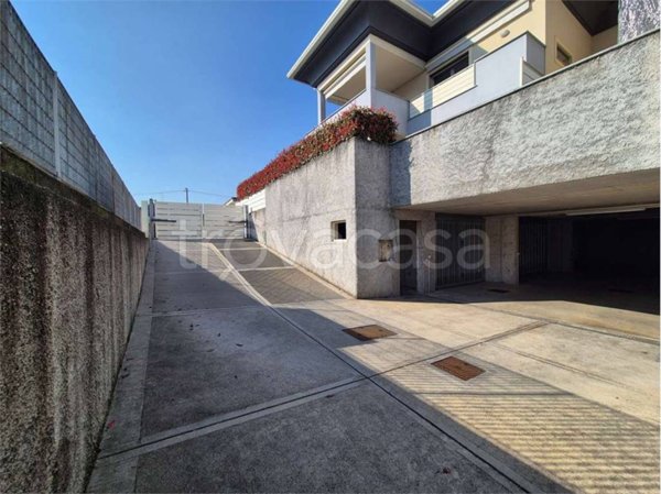 locale commerciale in vendita a Cirimido