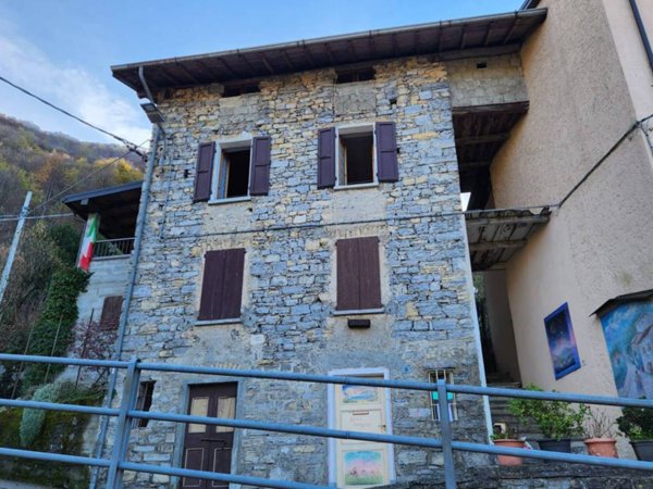 casa indipendente in vendita a Claino con Osteno