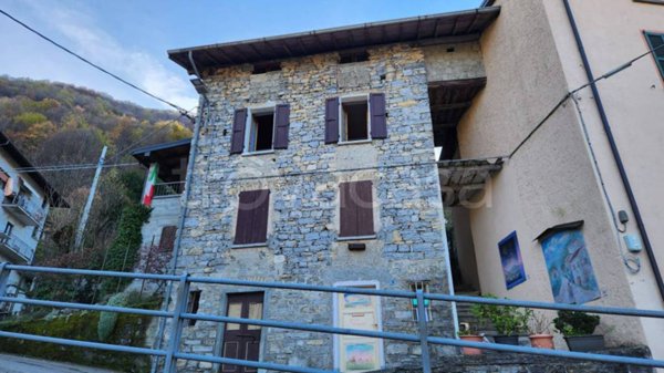 casa indipendente in vendita a Claino con Osteno in zona Barclaino