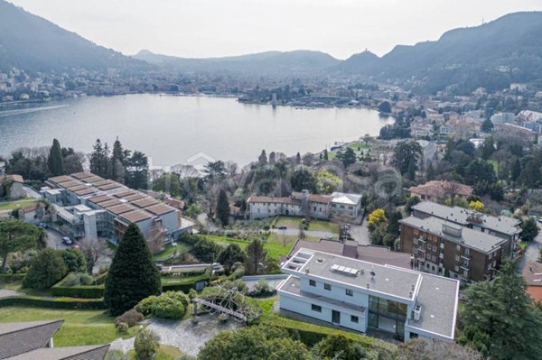 casa indipendente in vendita a Como in zona Villa Olmo