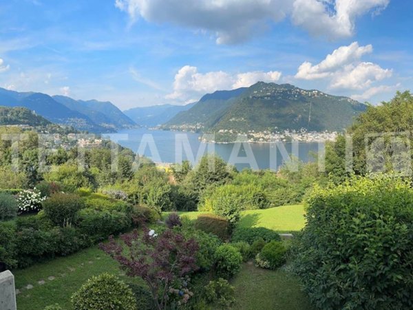 casa indipendente in vendita a Como in zona Villa Olmo
