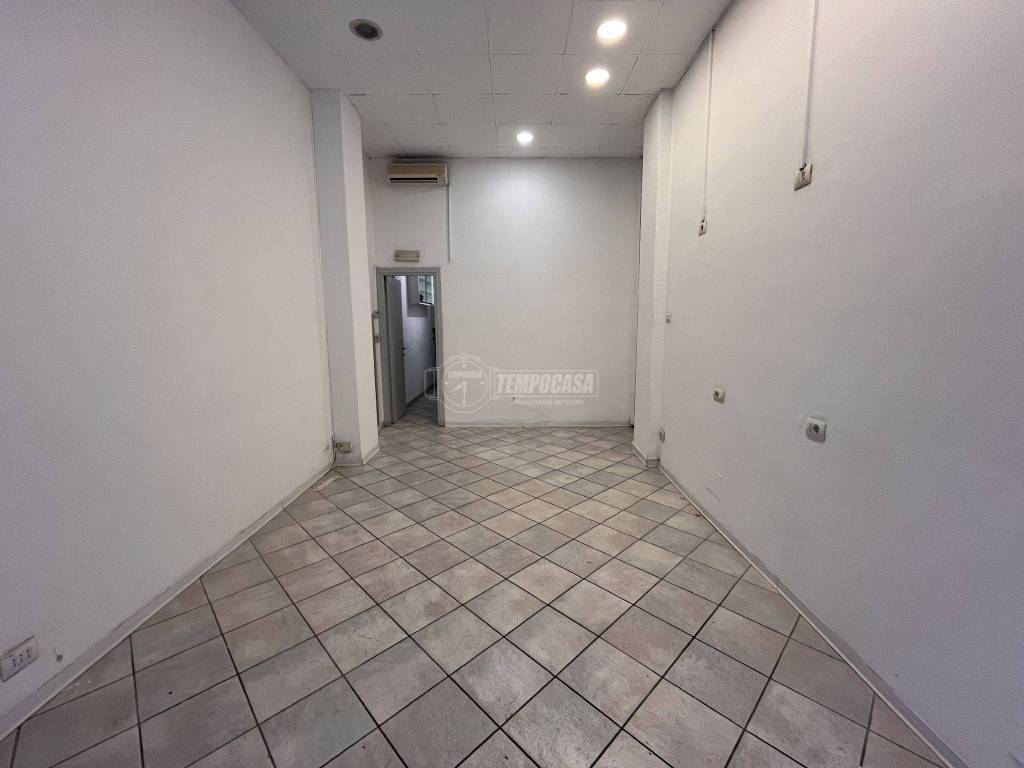 negozio in vendita a Como in zona Sagnino