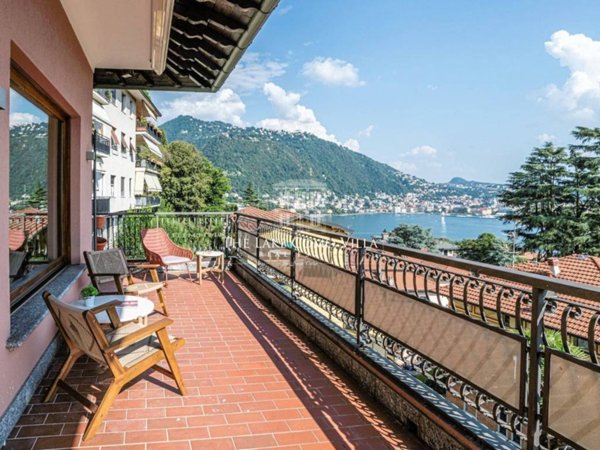 casa indipendente in vendita a Como in zona Villa Olmo