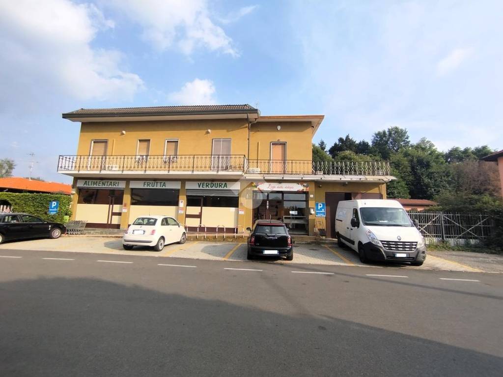 negozio in vendita a Como in zona Acquanera