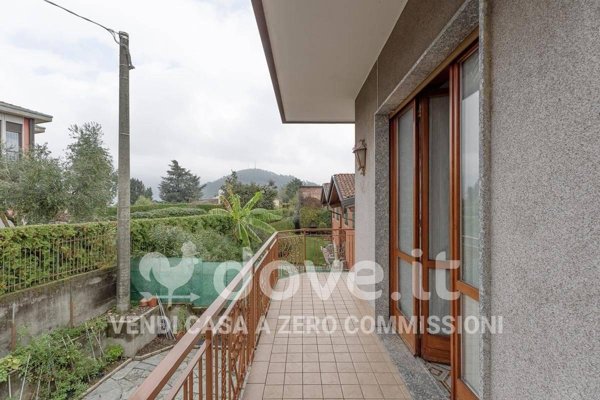 casa indipendente in vendita a Como in zona Acquanera