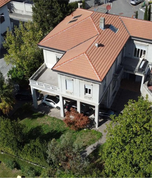 casa indipendente in vendita a Como in zona Borghi