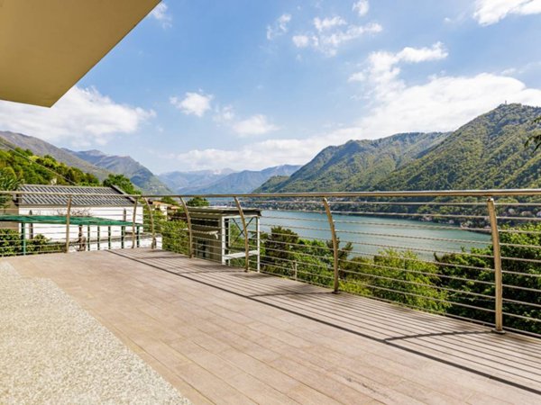 casa indipendente in vendita a Como in zona Villa Olmo