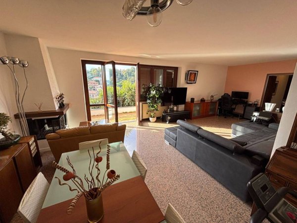 casa indipendente in vendita a Como in zona Albate