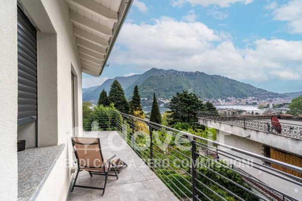 casa indipendente in vendita a Como in zona Villa Olmo