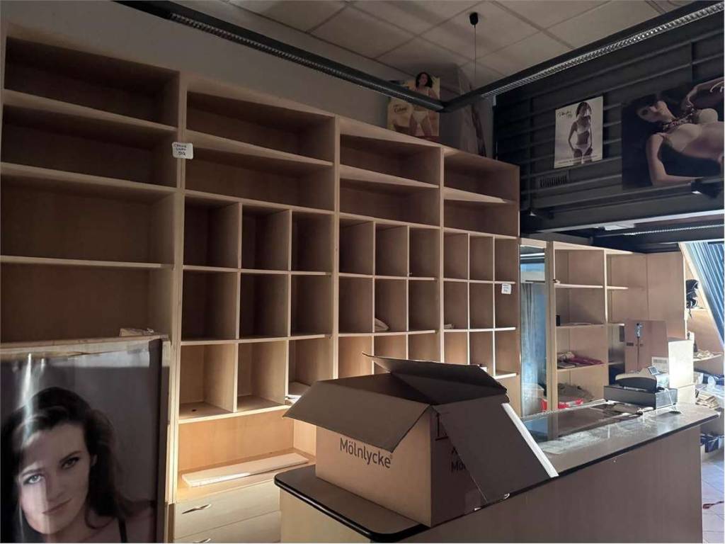 negozio in vendita a Como in zona Lora