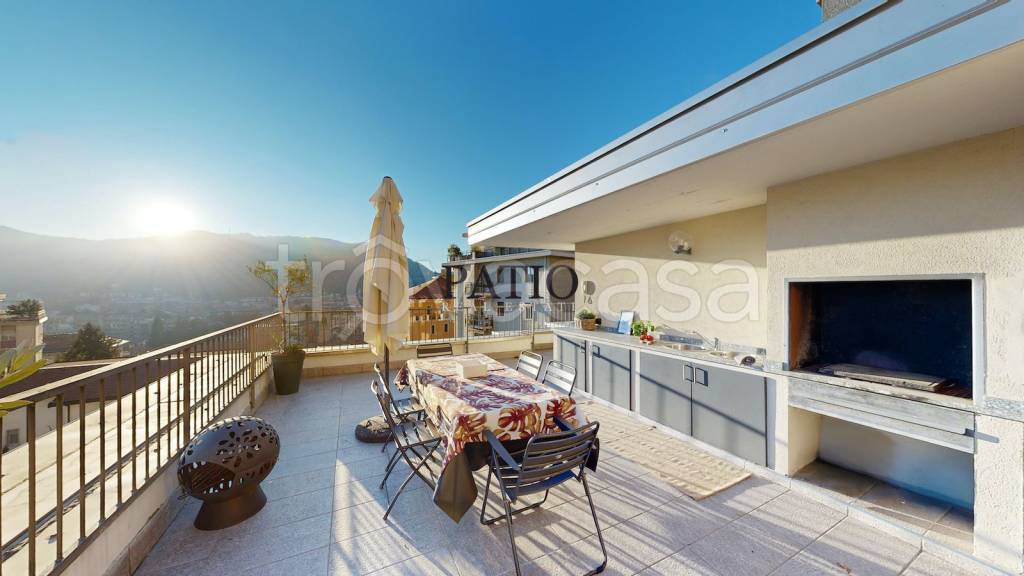 casa indipendente in vendita a Como in zona Valduce