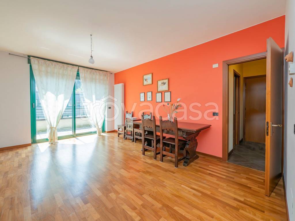 appartamento in vendita a Como in zona Lora