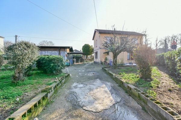 casa indipendente in vendita a Como in zona Albate