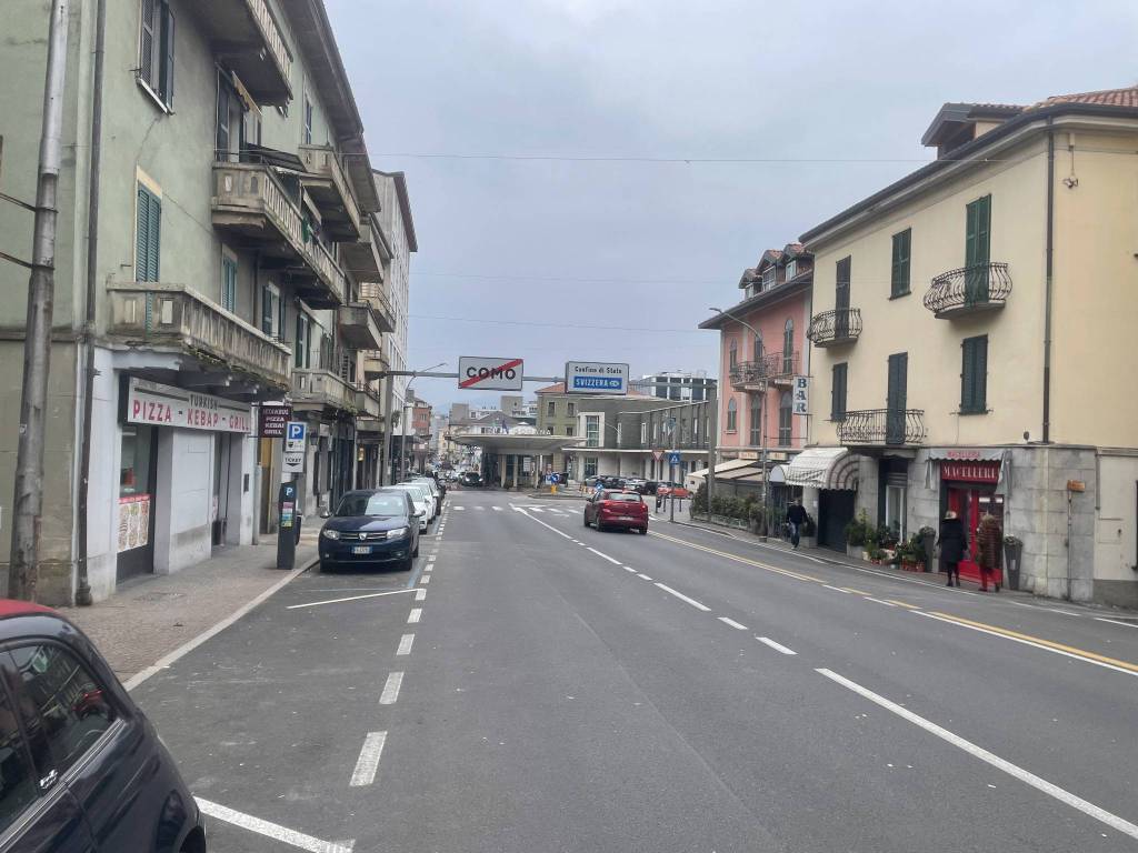 negozio in vendita a Como in zona Tavernola