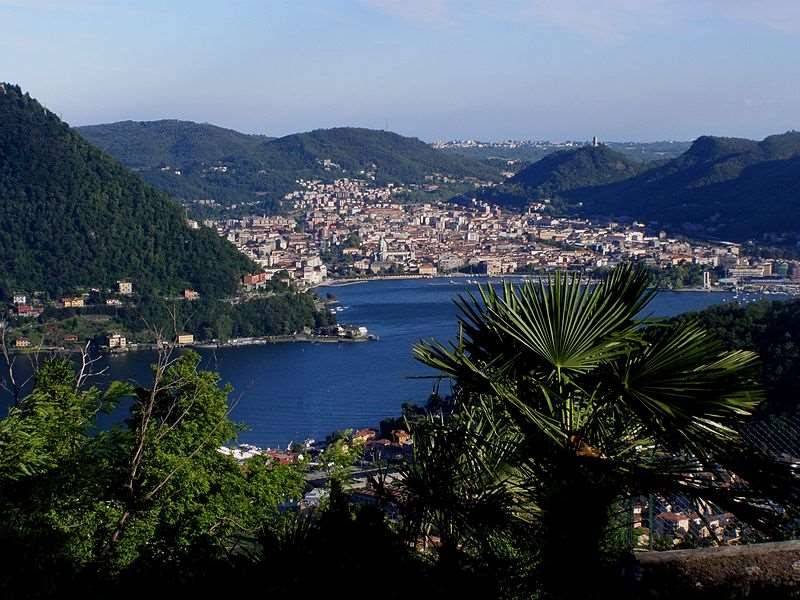 intera palazzina in vendita a Como in zona Camnago Volta