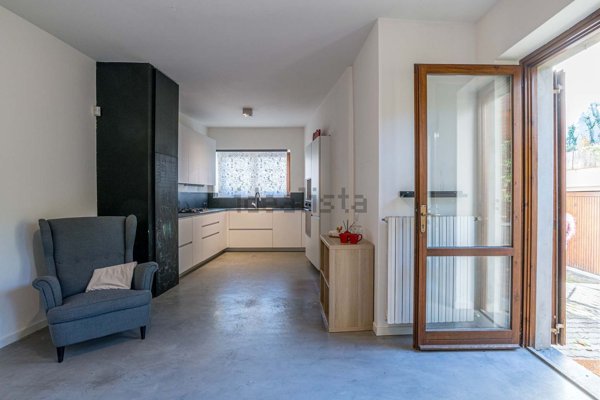 esavano in vendita a Como in zona Lora