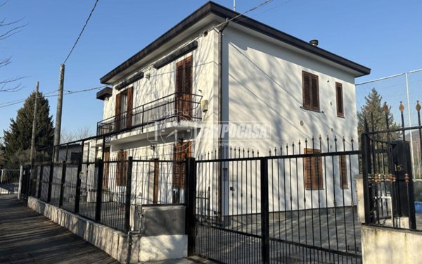 casa indipendente in vendita a Como in zona Albate