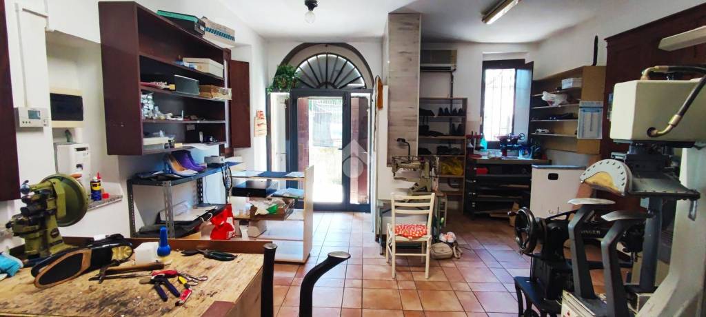 negozio in vendita a Como in zona Albate