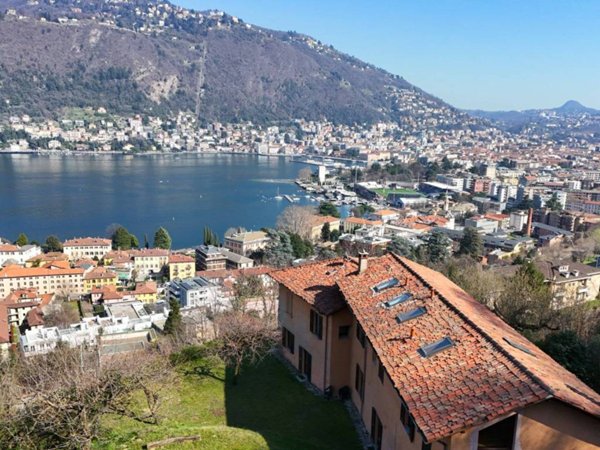 casa indipendente in vendita a Como in zona Villa Olmo