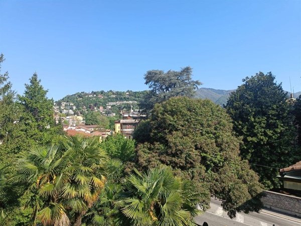 appartamento in vendita a Como in zona Villa Olmo