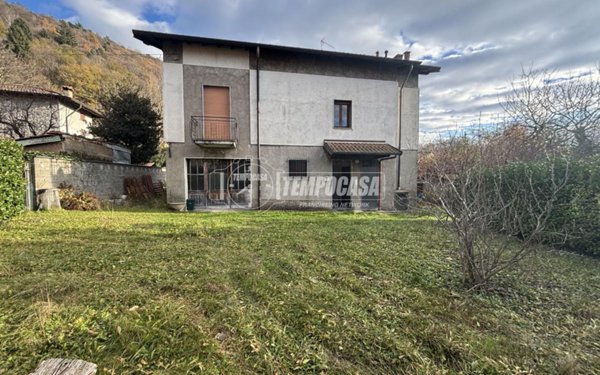casa indipendente in vendita a Como in zona Civiglio