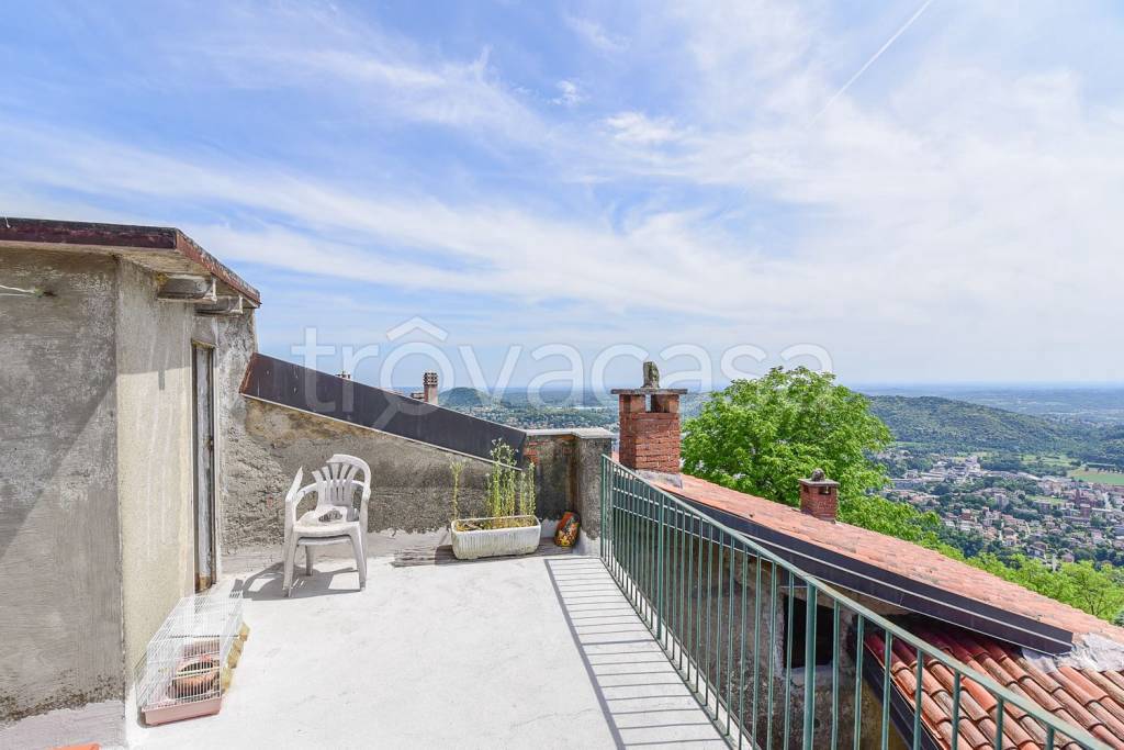 casa indipendente in vendita a Como in zona Grotta