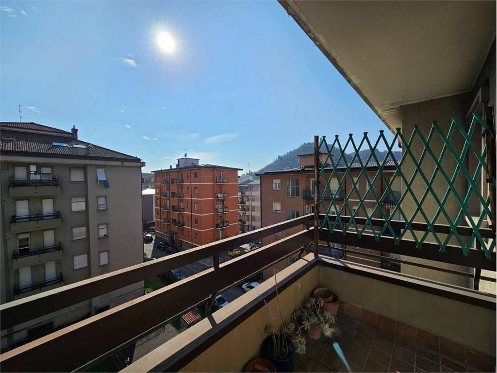 appartamento in vendita a Como in zona Lora
