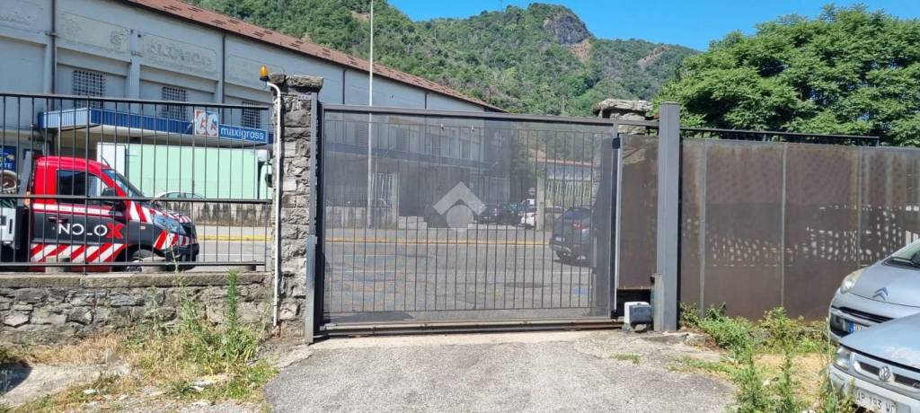 locale commerciale in vendita a Como in zona Borghi