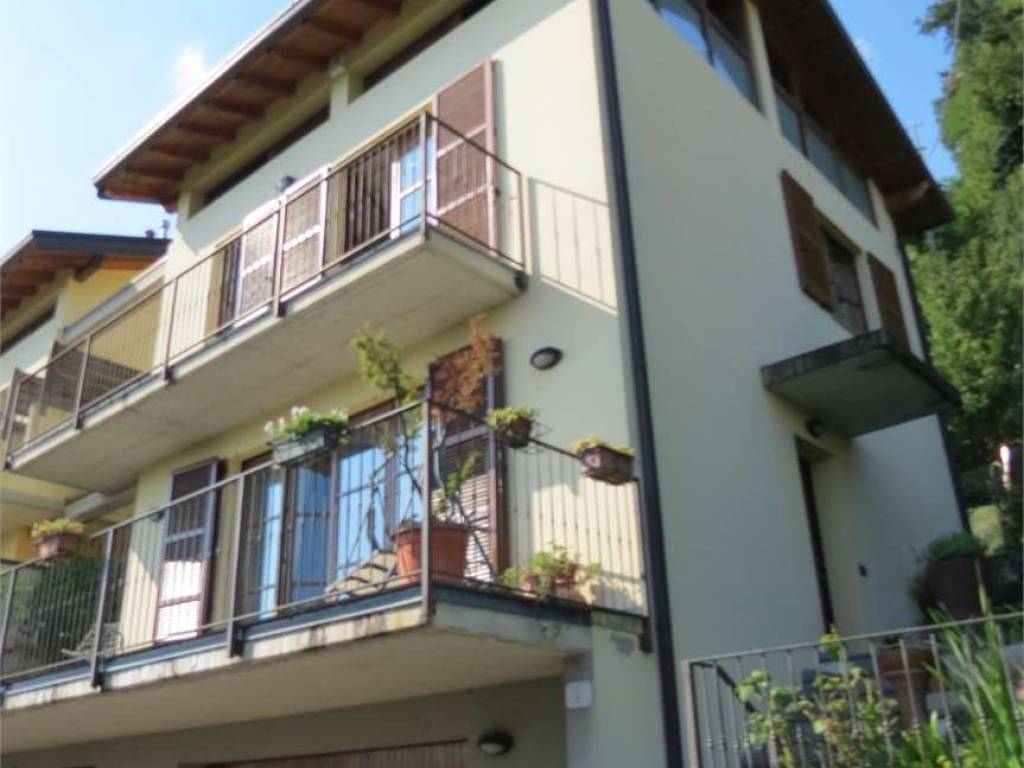 casa indipendente in vendita a Como in zona Civiglio