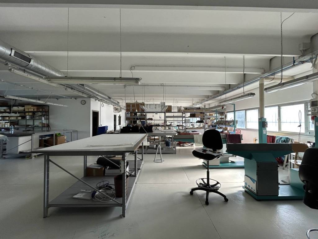 locale commerciale in vendita a Como in zona Camnago Volta