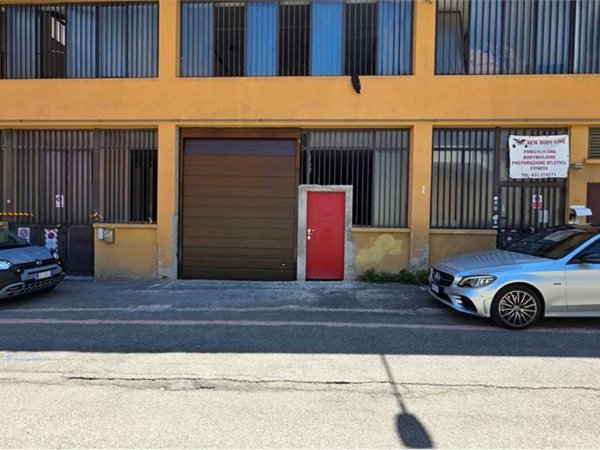 locale commerciale in vendita a Como in zona Lora