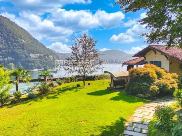 casa indipendente in vendita a Como in zona Villa Olmo