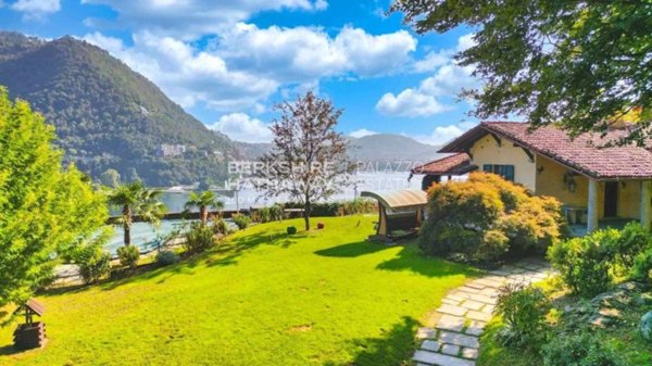 casa indipendente in vendita a Como in zona Villa Olmo