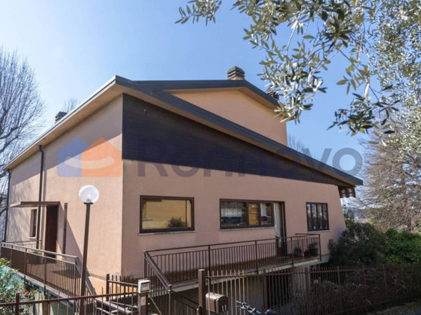 casa indipendente in vendita a Como in zona Albate