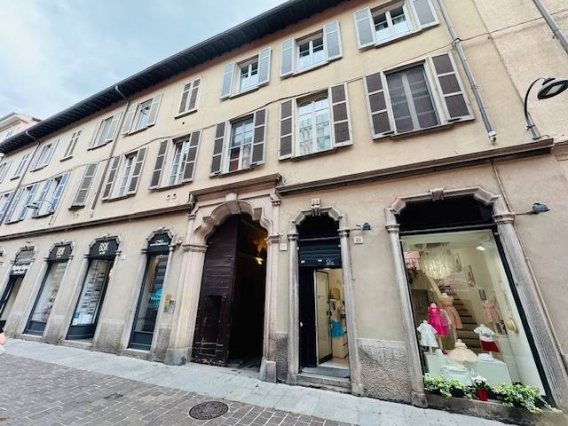 appartamento in vendita a Como in zona Como Centro