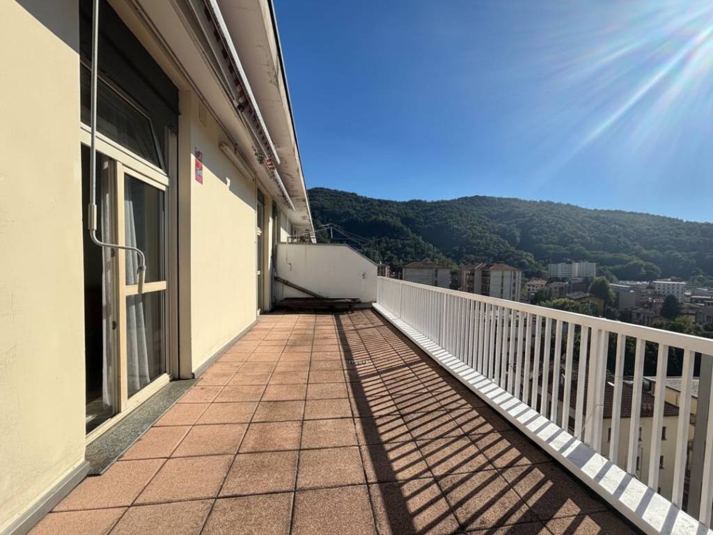 appartamento in vendita a Como in zona Tavernola