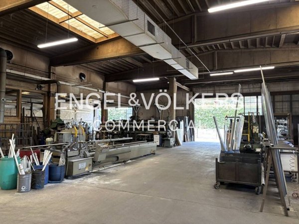 capannone in vendita a Como in zona Camerlata