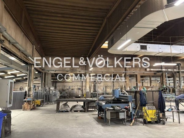 capannone in vendita a Como in zona Camerlata