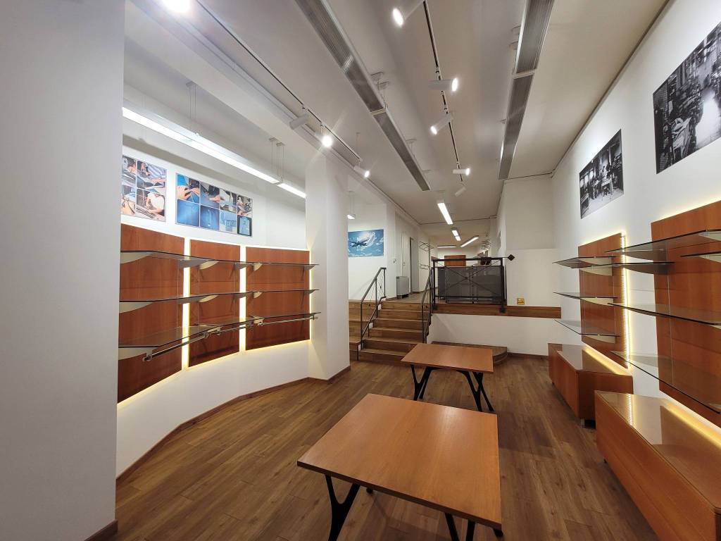 negozio in vendita a Como in zona Como Centro