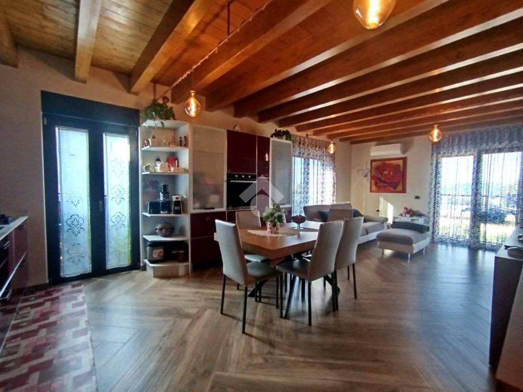 appartamento in vendita a Como in zona Albate