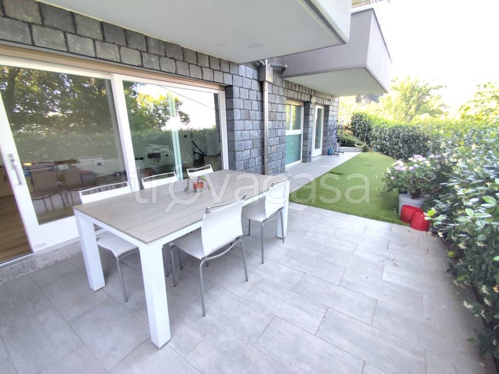 appartamento in vendita a Como in zona Lora