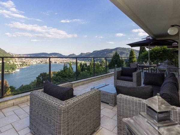 casa indipendente in vendita a Como in zona Villa Olmo