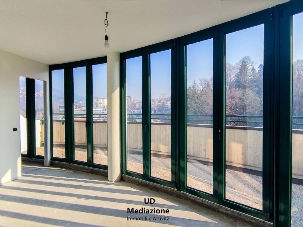 appartamento in vendita a Como in zona Lora