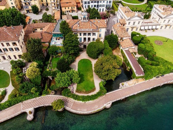 casa indipendente in vendita a Como in zona Villa Olmo