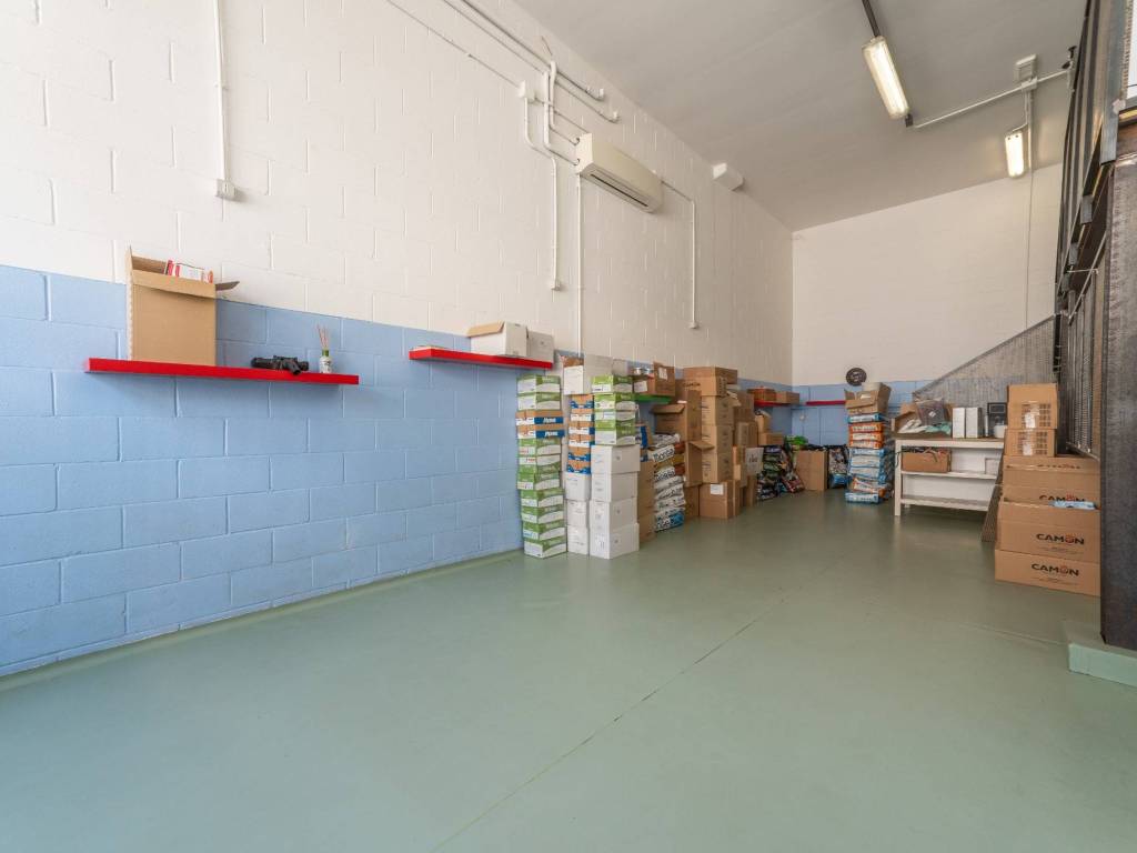 locale commerciale in vendita a Como in zona Como Centro