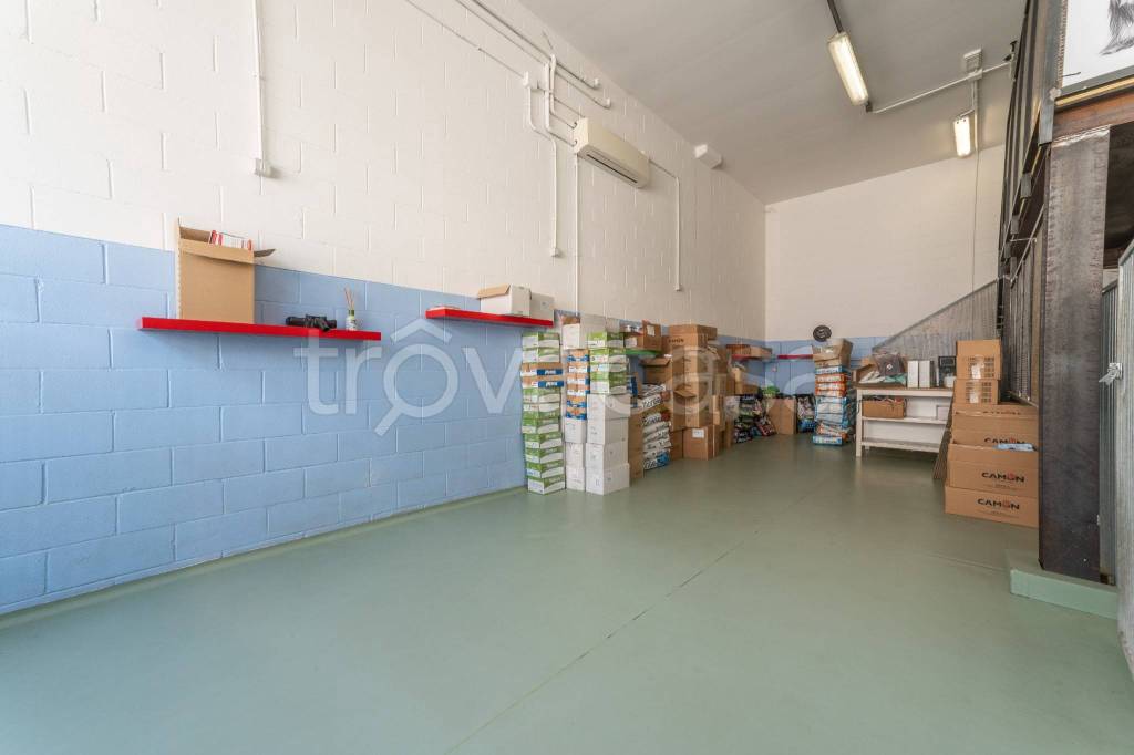 locale commerciale in vendita a Como in zona Viale Varese