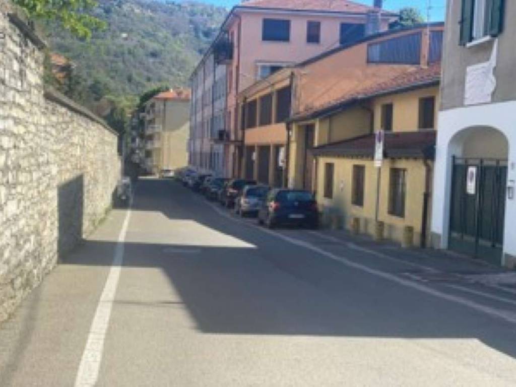 locale commerciale in vendita a Como in zona Lora