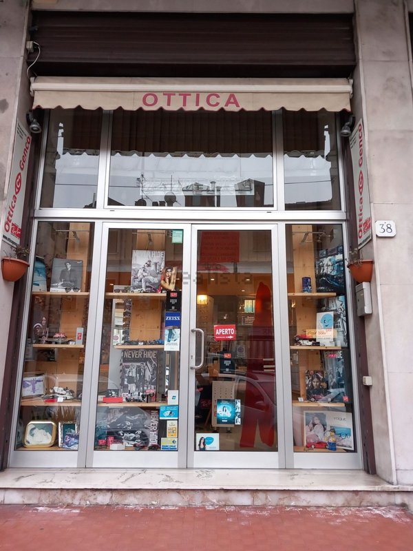 negozio in vendita a Como in zona Como Centro