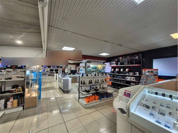 negozio in vendita a Como in zona Prestino